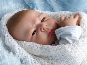 مسن سعودي تزوج 3 نساء بحثًا عن ولد.. وعند زواجه الرابعة حدثت المفاجأة - صوره