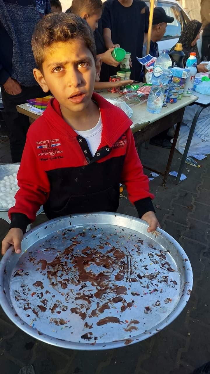 في مراكز الإيواء.. أطفال وكبار يبحثون عن الحلويات للحصول على "بعض" الطاقة