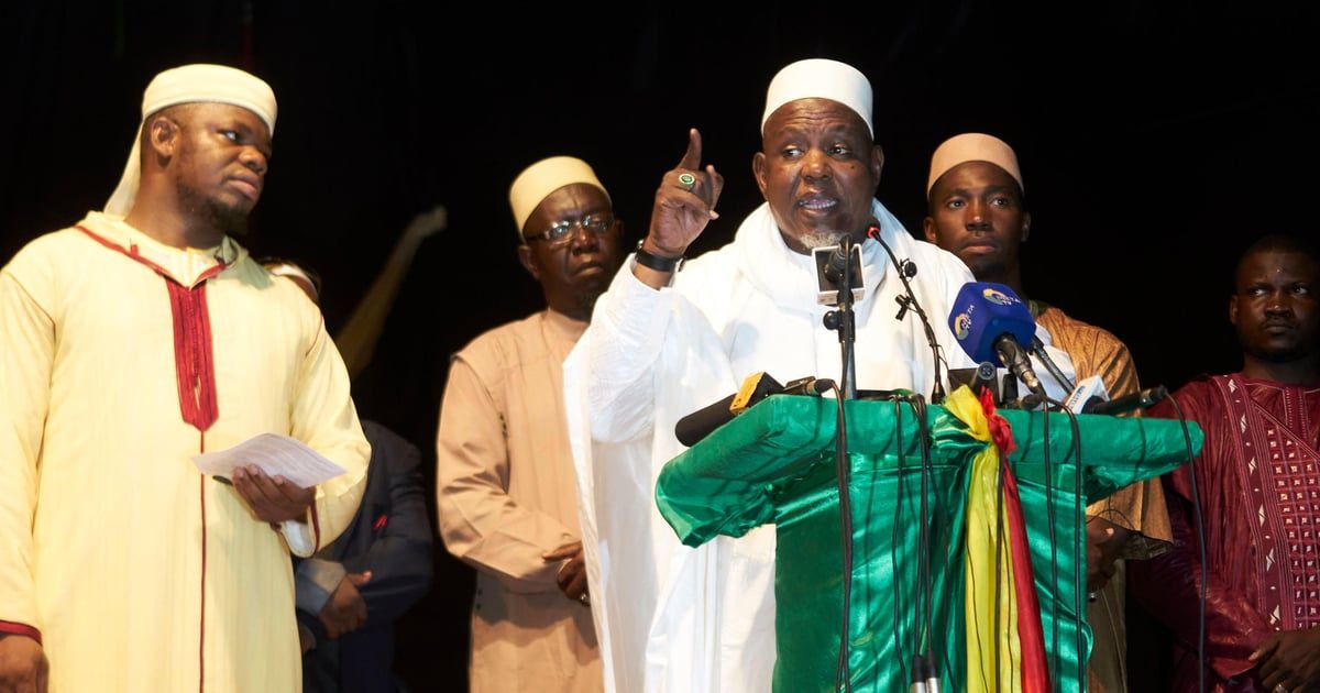 صانع الملوك والرؤساء.. من هو الإمام ديكو الذي أشعل فتيل أزمة بين الجزائر ومالي؟