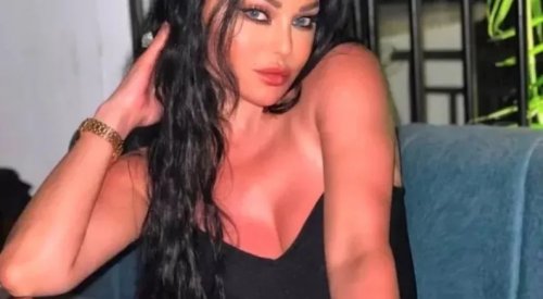 هيفاء وهبي تتشعل غرائز الرجال ترفع قدميها بشكل خادش وتغطي بيدها على منطقتها وسط صدمة وذهول من الجمهور