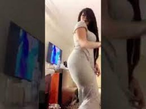 بقميص شفاف يظهر ما تحته فتاة سعودية صاروخ جننت الشباب وتثير غضب السعوديين بسبب ما فعلته بوصلة رقص هزت الشباب من غرفة نومها