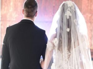 مشهورة مصرية تكشف تفاصيل تعرضها للضرب وطلاقها من زوجها أثناء أدائها العمرة .. لسبب غريب!