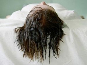 طريقة عبقرية لصبغ الشعر باللون البني البراق بمكونات منزلية “هتوفري فلوس الكوافير”