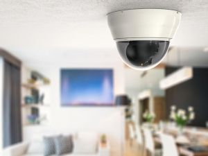 سعودي يدخل بنوبة جنون بعد تثبيت كاميرا مراقبة في غرفة النوم اتفرج ما يشيب له الرأس