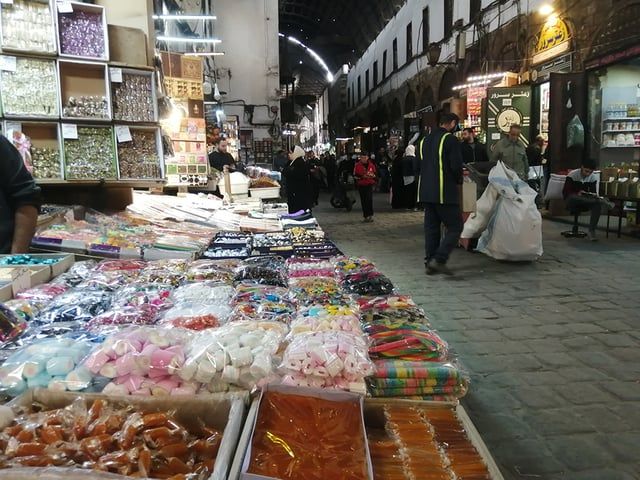 سوق "البزورية" التاريخي في دمشق.. يستعصي على الصائمين (صور)