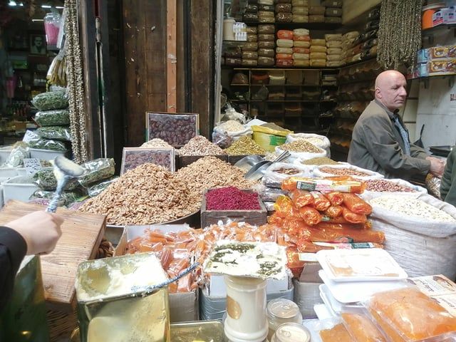 سوق "البزورية" التاريخي في دمشق.. يستعصي على الصائمين (صور)