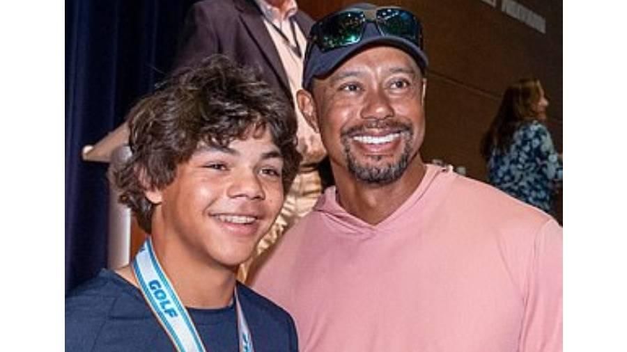 «النمر» يحتفل بأول لقب غولف لابنه شارلي