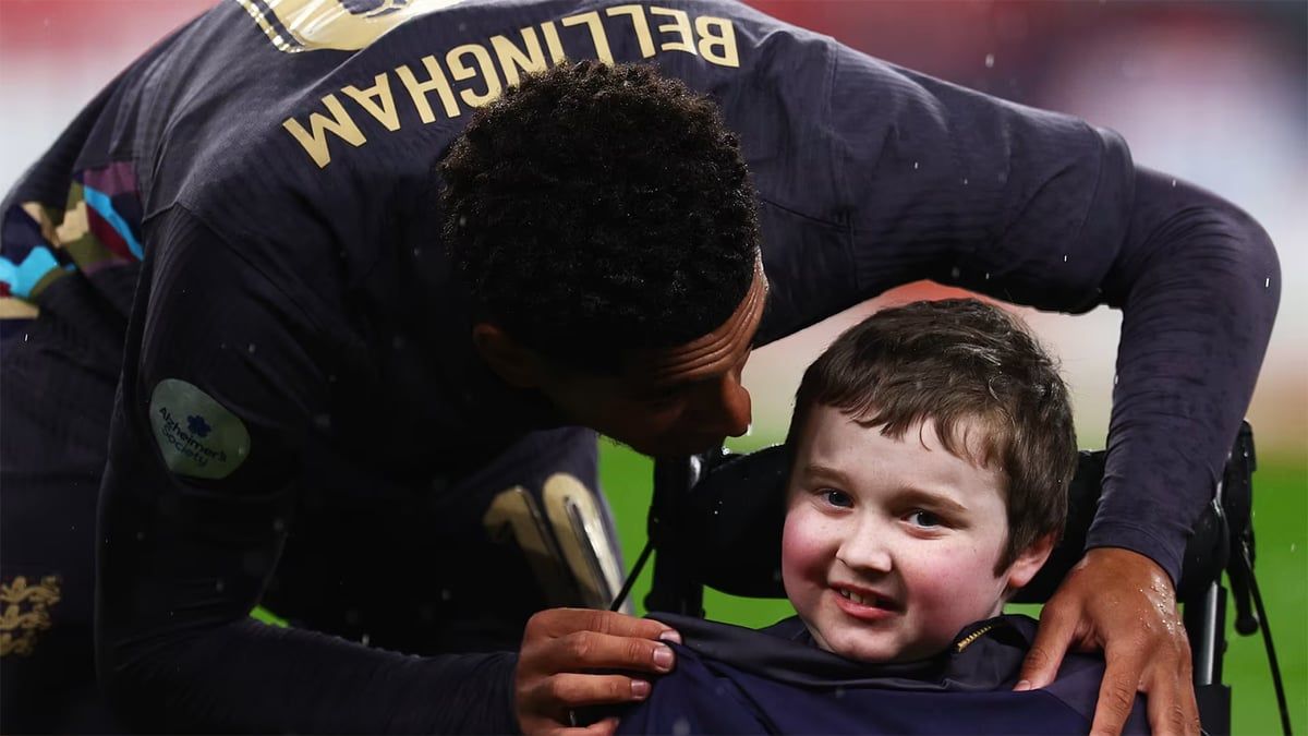 لقطات مفبركة لبيلينغهام مع طفل تثير جدلا (فيديو)