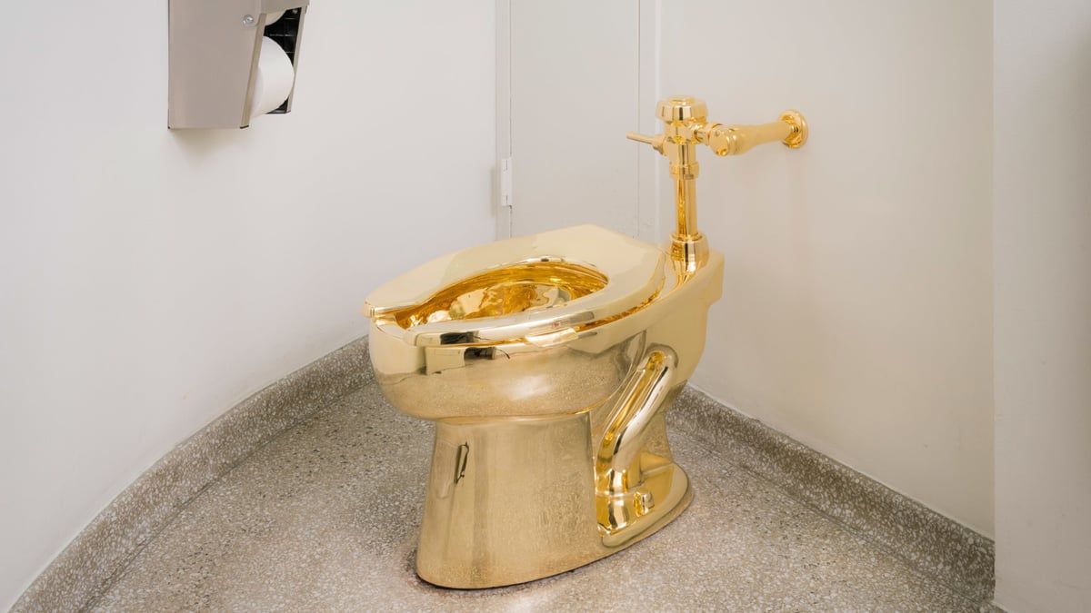 محاكمة لصوص سرقوا مرحاضا ذهبيا بـ 6 ملايين دولار (صور)