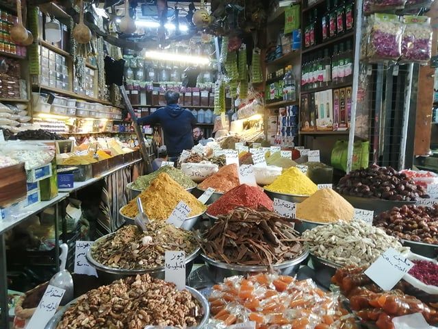 سوق "البزورية" التاريخي في دمشق.. يستعصي على الصائمين (صور)