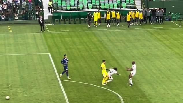 حارس يسقط خصمه بعد تسجيله ركلة جزاء «بانينكا»