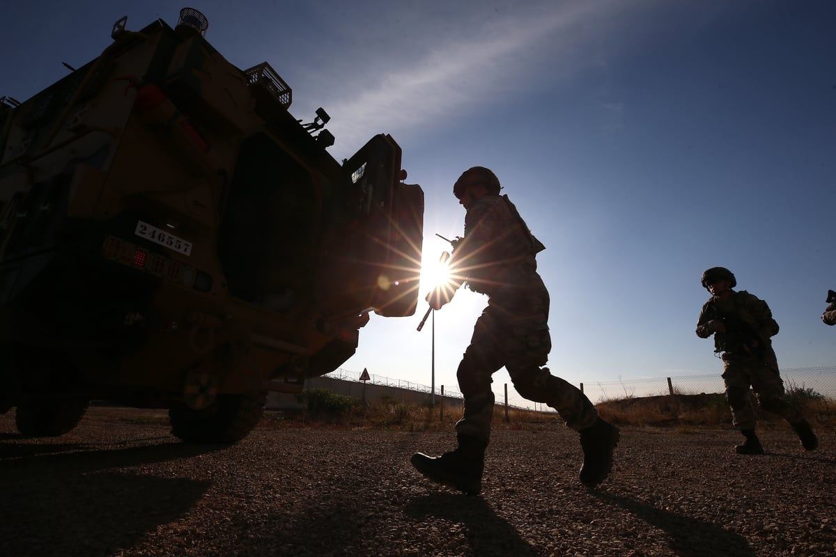 المرصد: "خيانة" وراء فرار 12 "داعشيا" من سجن في سوريا