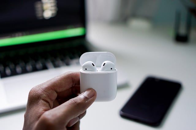 5 طرق لمعرفة ما إذا كانت سماعات أبل "AirPods" أصلية أم مزيفة