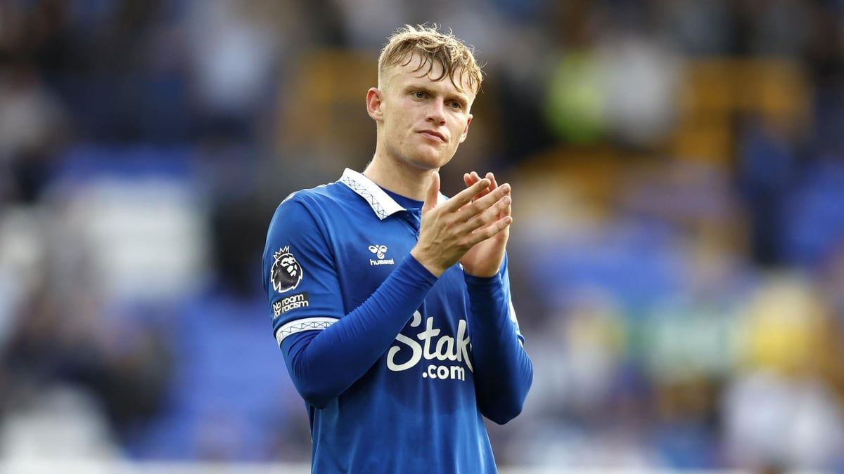 مدافع إيفرتون يهدد مستقبل 4 لاعبين مع مانشستر يونايتد