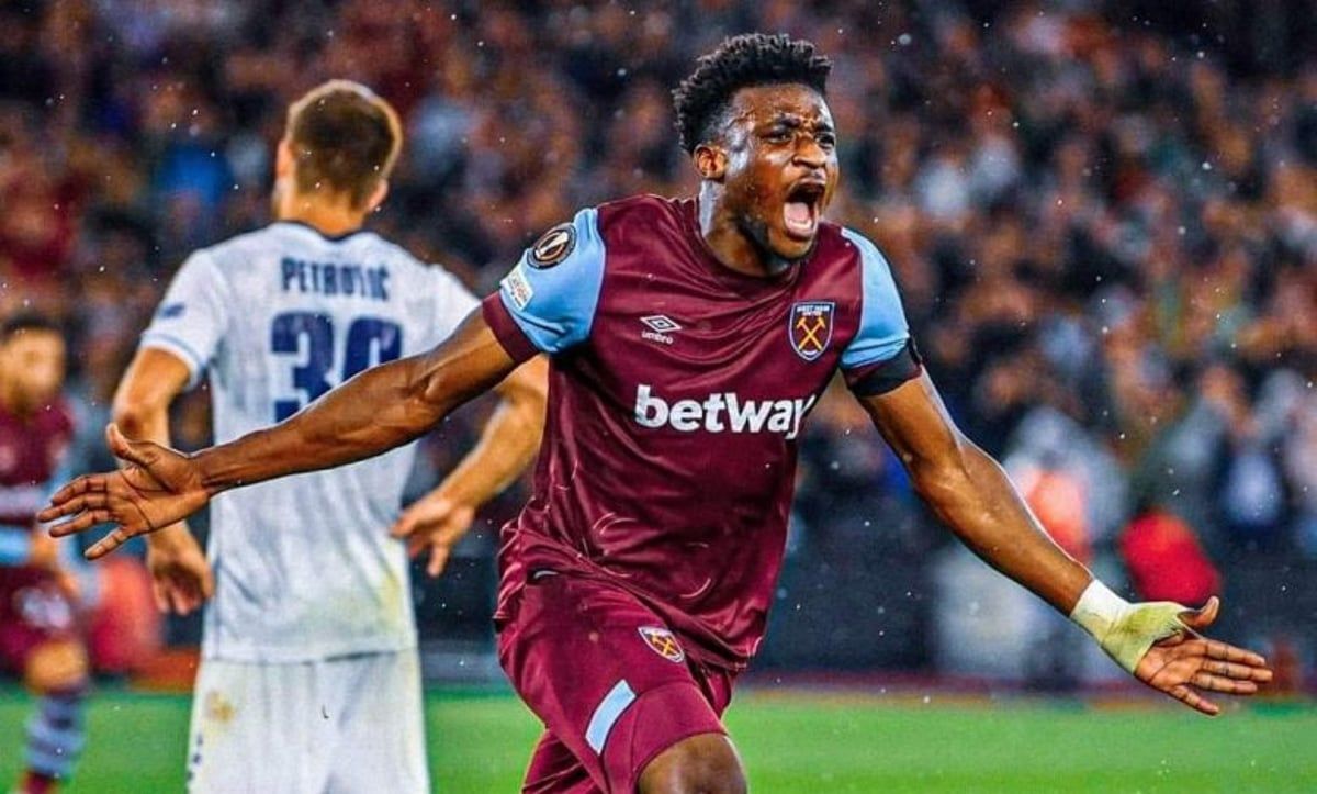 طرافة وثبات على الموقف.. طفل مشجع لنيوكاستل يحرج مهاجم وستهام (فيديو)