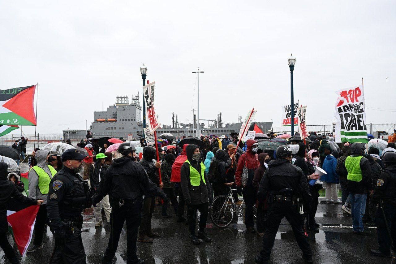 منع سفينة من التحرك لساعات