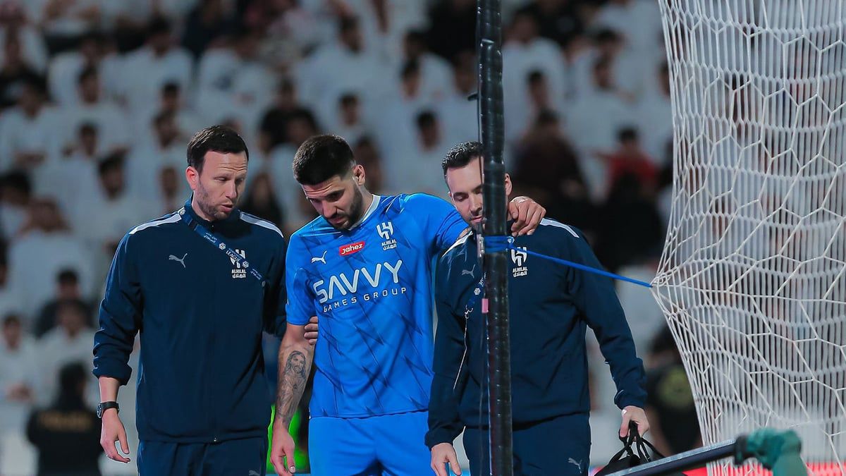 إشارة طبيب الهلال ترعب الجماهير والتشخيص الأول لإصابة ميتروفيتش (صور)