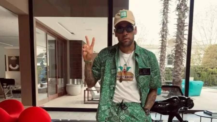 ألفيش أقام حفلاً في منزله ليلة خروجه من السجن بكفالة