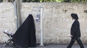 يعيشون على التبرعات وتنفق عليهم زوجاتهم.. من هم يهود «الحريديم» في إسرائيل؟