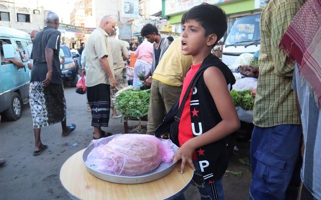 "اللحوح".. قوت ومصدر رزق لليمنيين في رمضان