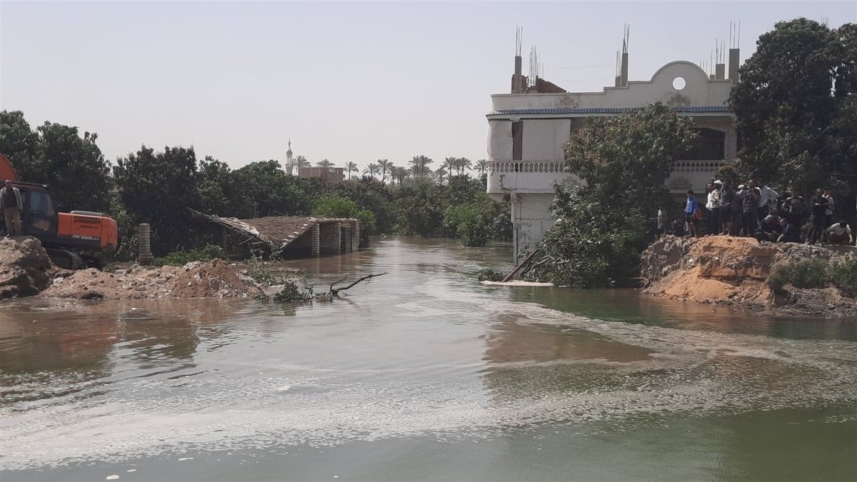 أغرق المنازل وأحدث إصابات بين السكان.. انهيار جسر بالإسماعيلية‎