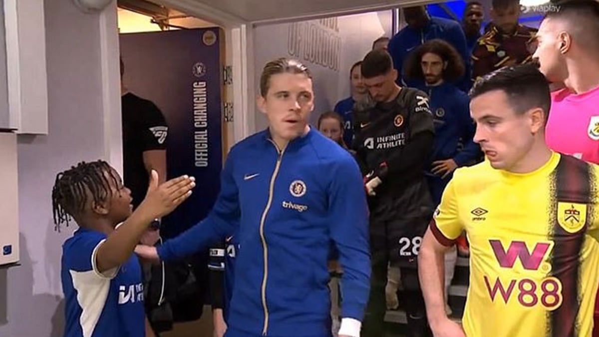 اتهام غالاغر نجم تشيلسي بالعنصرية بعد تجاهله مصافحة طفل (فيديو)