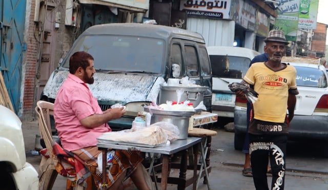 "اللحوح".. قوت ومصدر رزق لليمنيين في رمضان