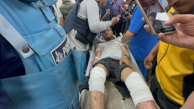 بعد استهدافه المتكرر.. تحذير من خروج مستشفى الأقصى في غزة عن الخدمة