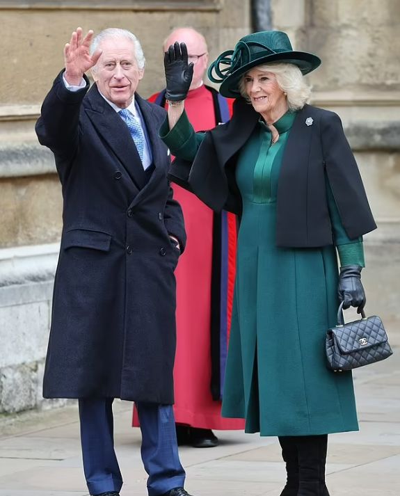 الملك تشارلز يشارك في قداس "الفصح" بابتسامة عريضة (صور)