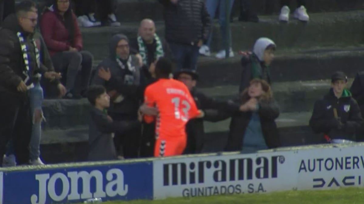 طرد السنغالي كاني سار بعد اشتباكه مع مشجع بسبب العنصرية (فيديو)