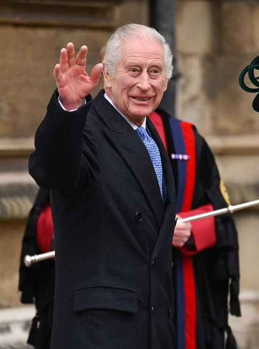 الملك تشارلز يشارك في قداس "الفصح" بابتسامة عريضة (صور)