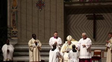 أول ظهور بعد تردي حالته الصحية.. البابا فرانسيس يشارك في قداس عيد الفصح