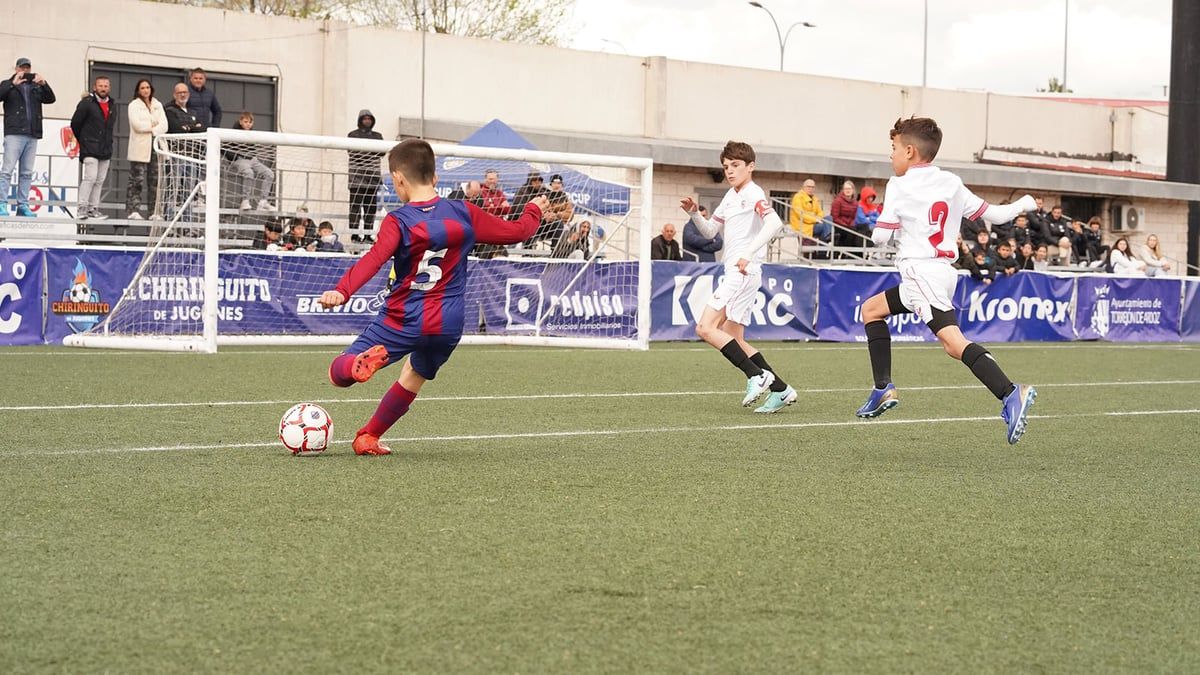 أطفال برشلونة يثيرون جدلًا بتقليد رونالدو وليس ميسي (فيديو)