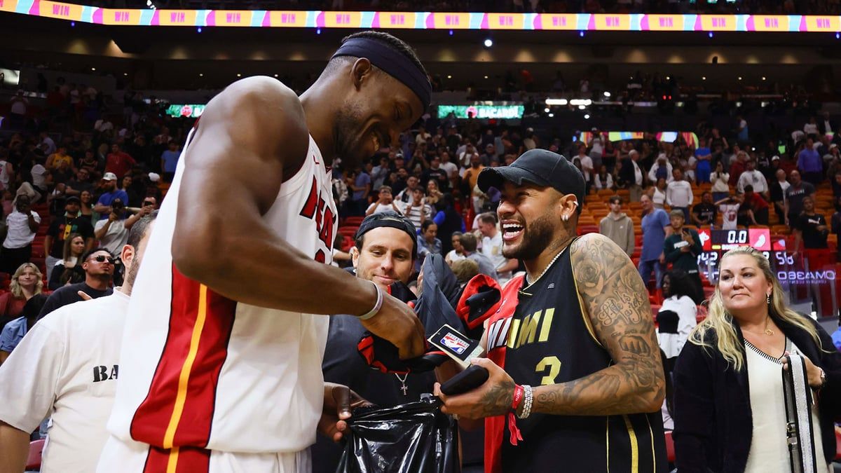 نيمار يحصل على حذاء نجم كرة السلة جيمي باتلر (فيديو)