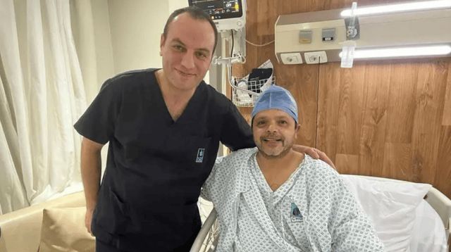 محمد هنيدي في المستشفى.. وطبيبه يُطمئن الجمهور (صورة)