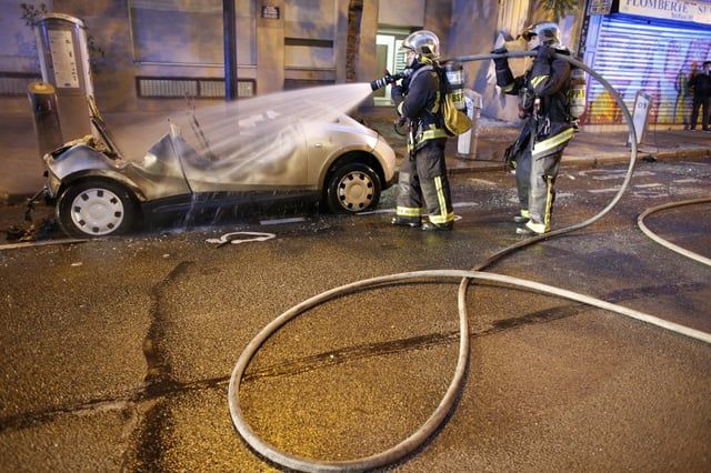 "تركها تحترق أفضل".. تحديات التعامل مع حرائق السيارات الكهربائية