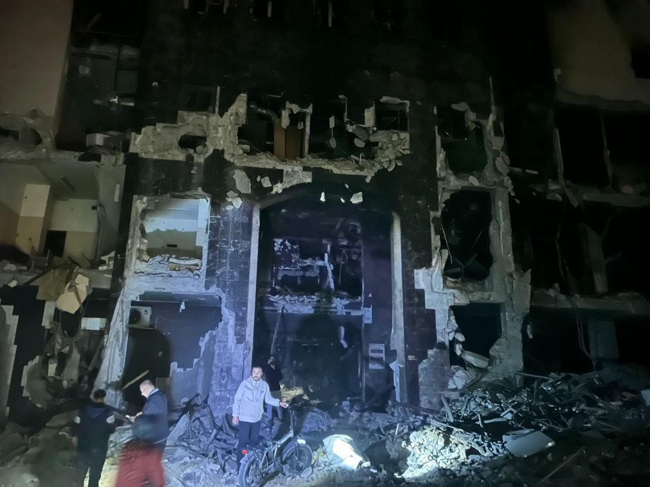 بعد انسحاب الاحتلال|تدمير كامل وجثث مدفونة في مجمع الشفاء بـ غزة |شاهد