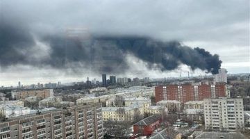 اندلاع حريق هائل في مصنع للصناعات الثقيلة بمدينة ايكاترينبرج الروسية| فيديو