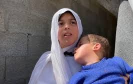 الطفلة حلا نصار تجد نفسها "أمًا" لشقيقها بعد مقتل والديها بغارة إسرائيلية