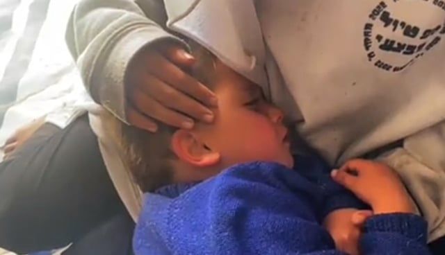 الطفلة حلا نصار تجد نفسها "أمًا" لشقيقها بعد مقتل والديها بغارة إسرائيلية