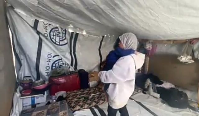 الطفلة حلا نصار تجد نفسها "أمًا" لشقيقها بعد مقتل والديها بغارة إسرائيلية