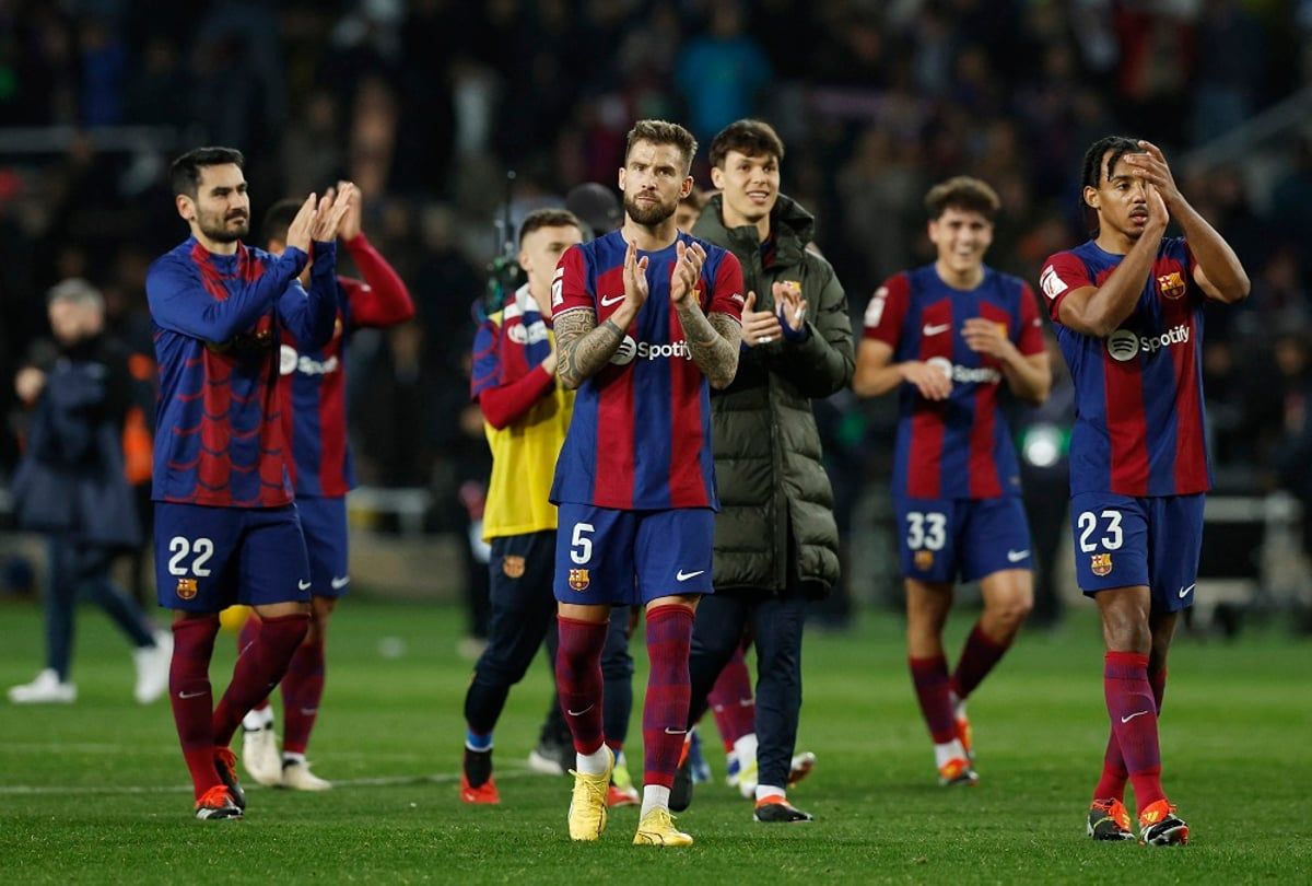 بعدما سبه.. مدافع برشلونة ينزل من سيارته ويشتبك مع مشجع (فيديو)