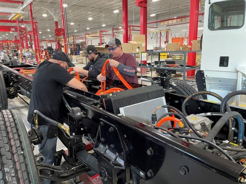 نشاط المصانع الأمريكية يتوسع لأول مرة منذ سبتمبر 2022