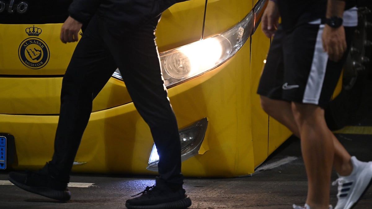 حافلة النصر تتعرض لحادث غريب قبل مواجهة أبها (فيديو)
