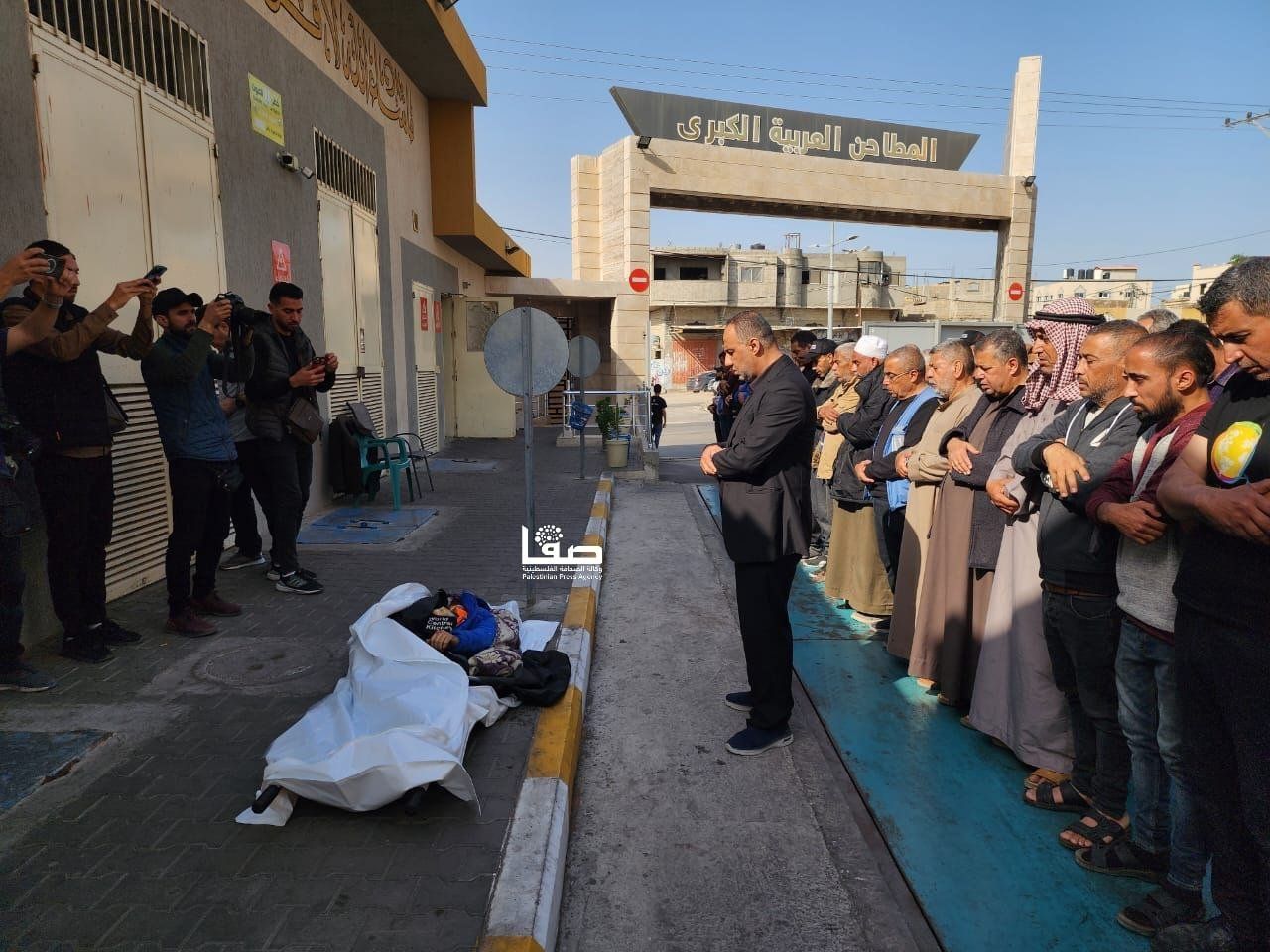 شاهد.. تشييع جثمان أحد شهداء منظمة المطبخ العالمي