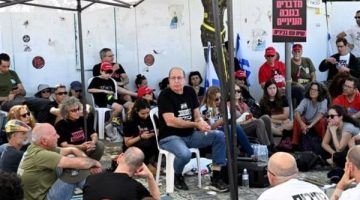 وزير الدفاع الإسرائيلي السابق يهاجم نتنياهو : يضحي بأبنائنا