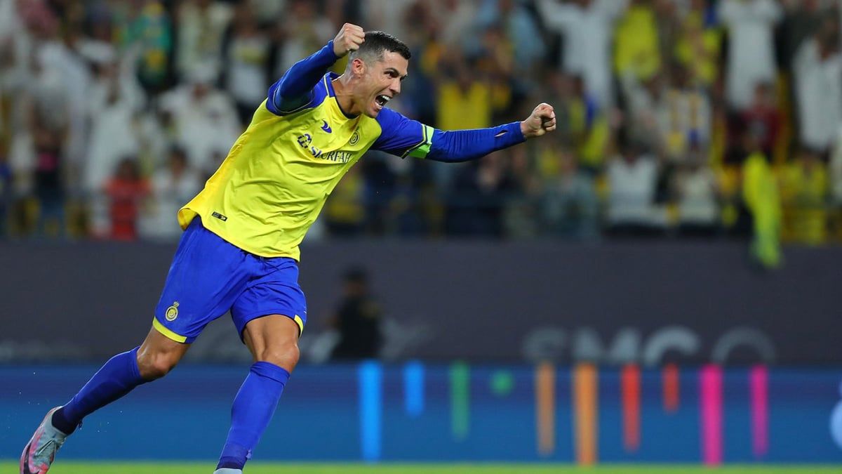 رونالدو يكسر رقم مارادونا وزيكو ويهدد ميسي