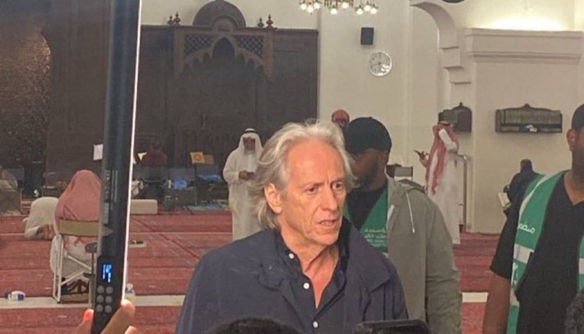 جيسوس مدرب الهلال يظهر في أحد مساجد الرياض (فيديو)