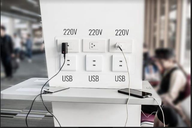 خطر على بياناتك.. احذر محطات شحن الهواتف العامة