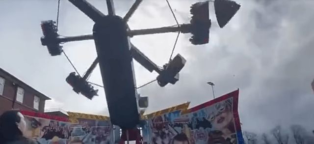 تحطم لعبة في مدينة ملاه يثير رعبا في إنجلترا (صور)